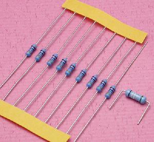 解决了现有厚膜电阻器在调节两个导电条之间的距离时需要对其进行掰动