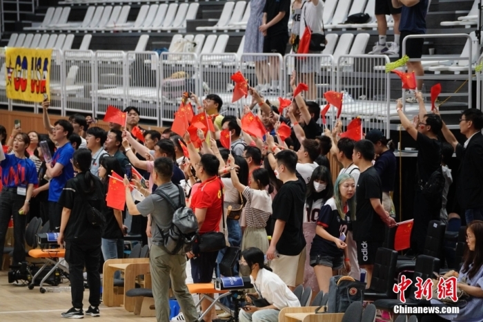 水原站苦战：中国女排3-2逆转美国队，晋级世联