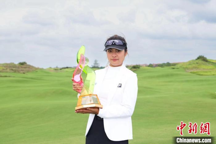 19岁中国选手纪钰爱台风天夺双冠 成为女子中巡