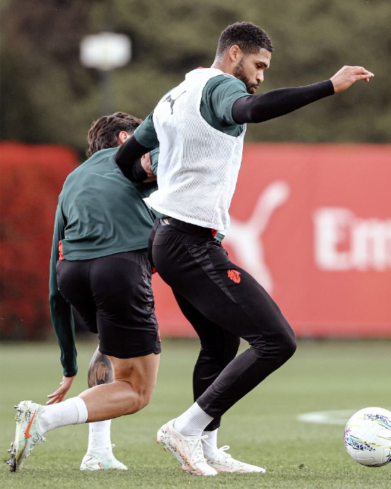 AC米兰逆转晋级欧冠淘汰赛 关键球员闪耀全场