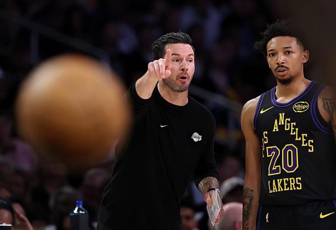 湖人正式转正尼克·史密斯 两年合同助其季后赛