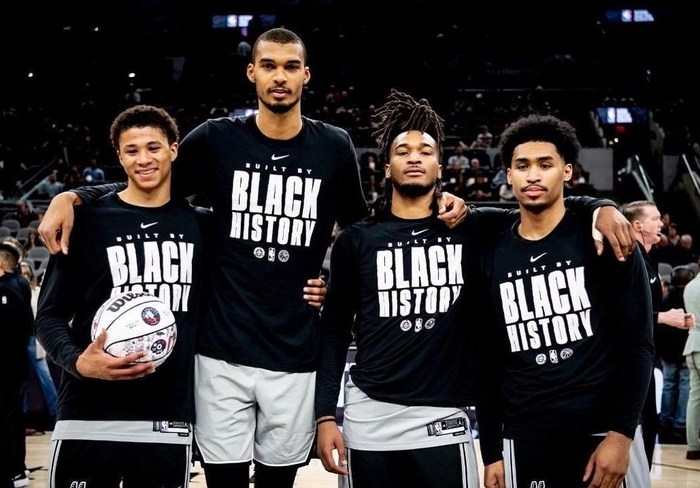 NBA季后赛四强格局初现 凯尔特人骑士雷霆马刺成